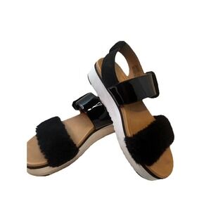 UGG LE FLUFF PATENT LEATHER/ WOOL PLATFORM SANDALS, WOMEN US 9